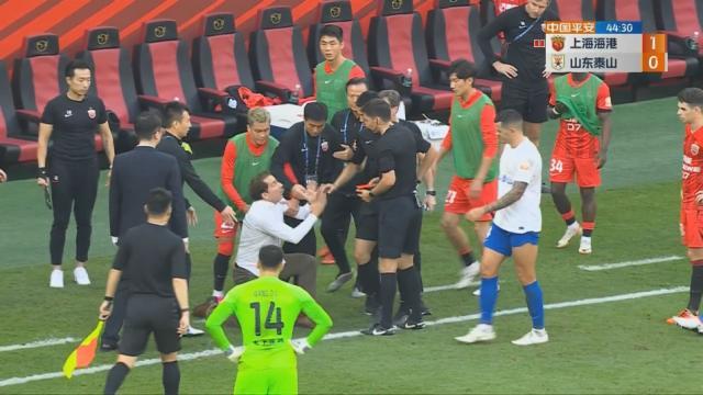 开云app体育下载-就这？中超争冠战成群殴闹剧 全场5红10黄10次中断